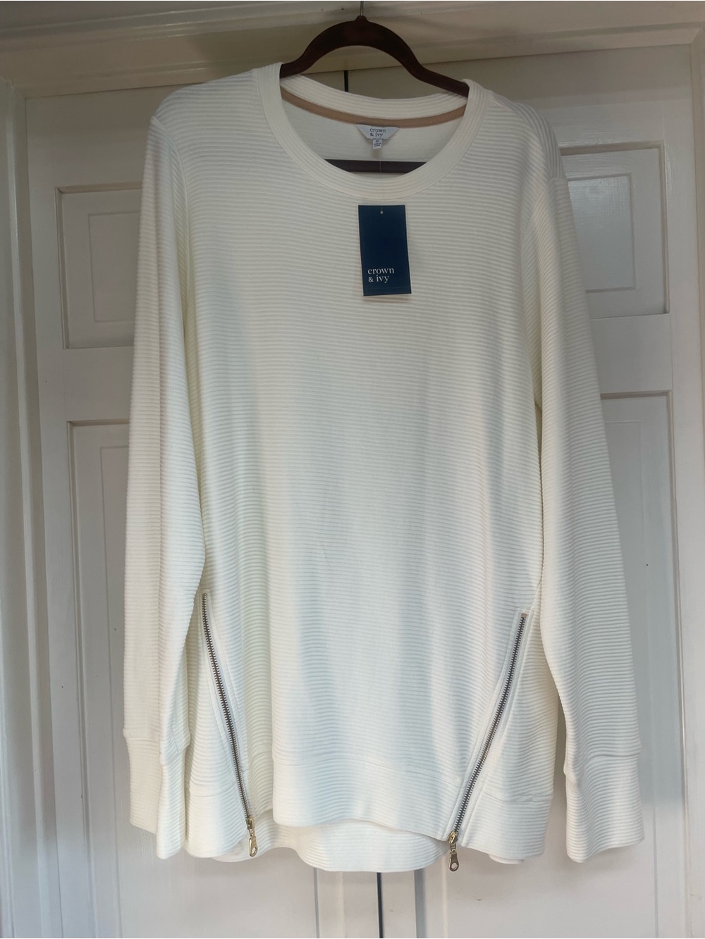 crown & ivy size XL Cream Ribbed 100 percent cotton top with zipper accents.